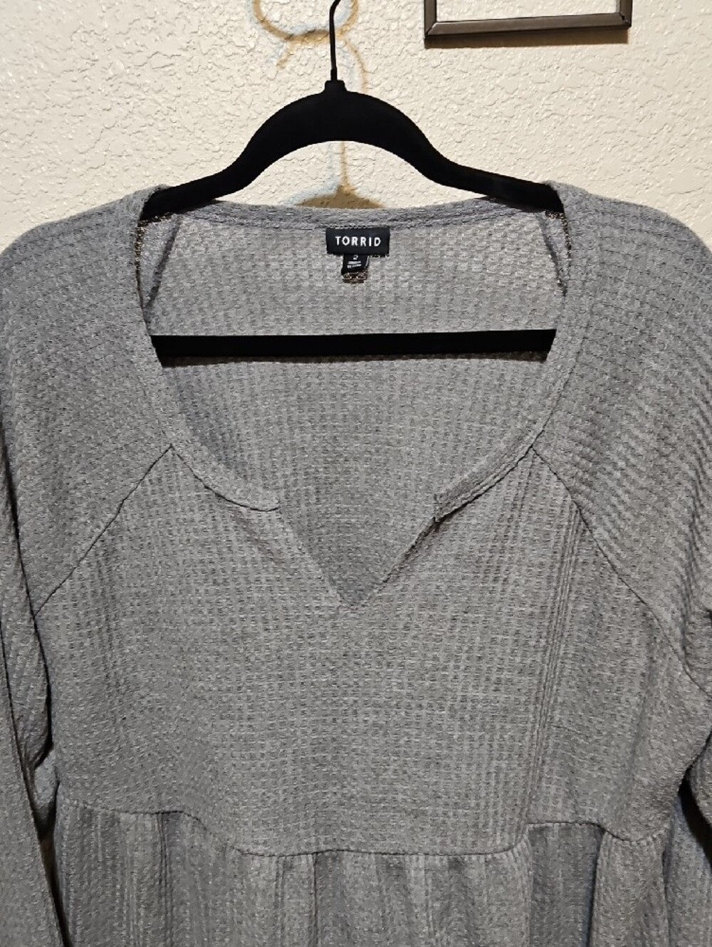 torrid Light Gray Waffle Peplum V-Neck Long Sleeve Top - Picture 2 of 6